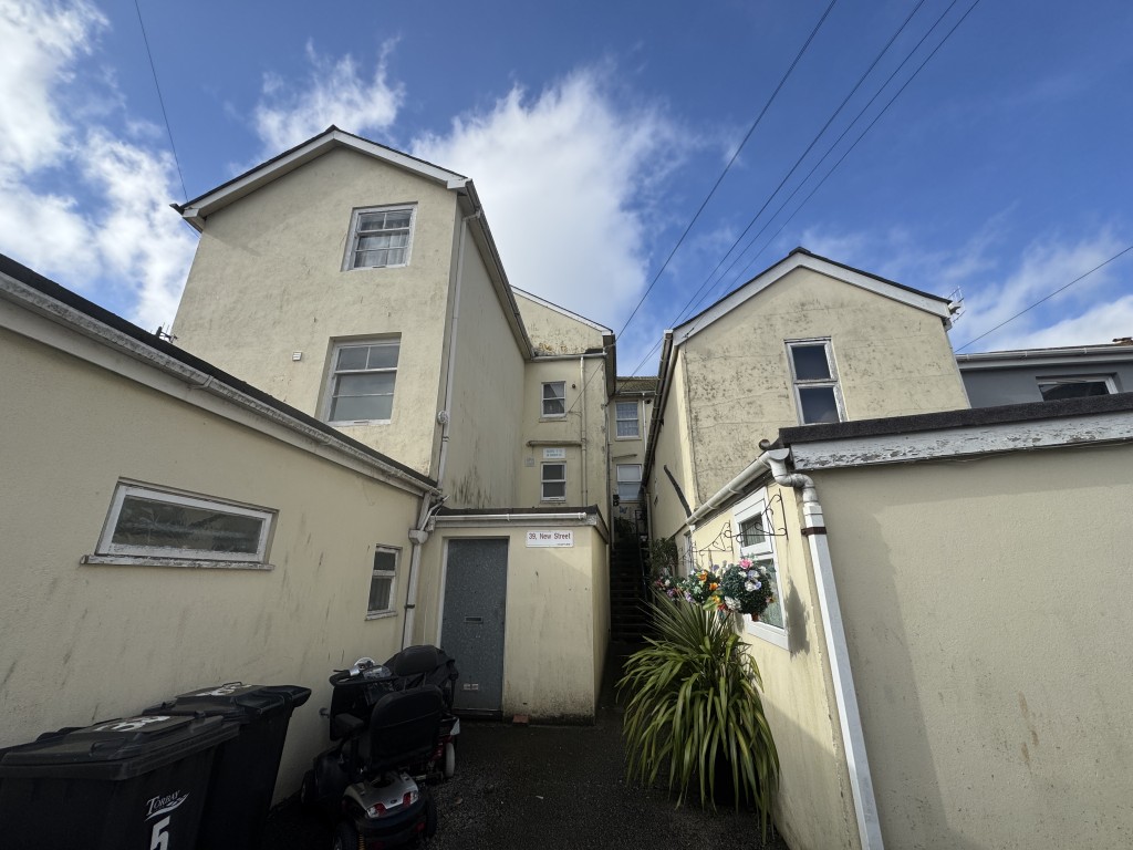 Lot: 124 - FULLY LET RESIDENTIAL INVESTMENT COMPRISING TEN FLATS WITH CAR PARK - Rear view of the property